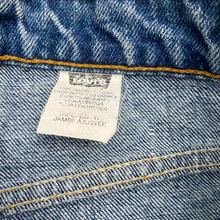 Load image into Gallery viewer, Vintage Levis Shorts Waist 26&quot;
