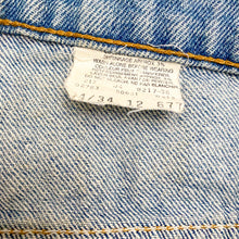 Load image into Gallery viewer, Vintage Levis Shorts Waist 32”

