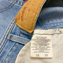 Load image into Gallery viewer, Vintage Levis Jeans W30
