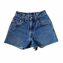 Load image into Gallery viewer, Vintage Levis 570 Shorts 12Y
