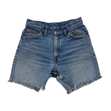 Load image into Gallery viewer, Vintage Long Levis Shorts W27

